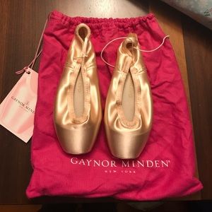 Gaynor Minden pointe shoes. Size 6N